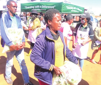 Donation-of-vegetable-hampers-done-at-4