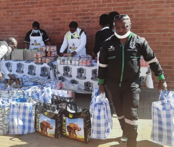 Food-parcels-donated-in-4